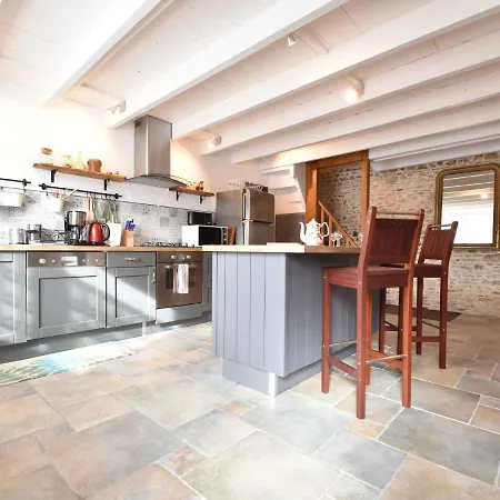 Peaceful House With Garden Near Sea Saint-Remy-des-Landes